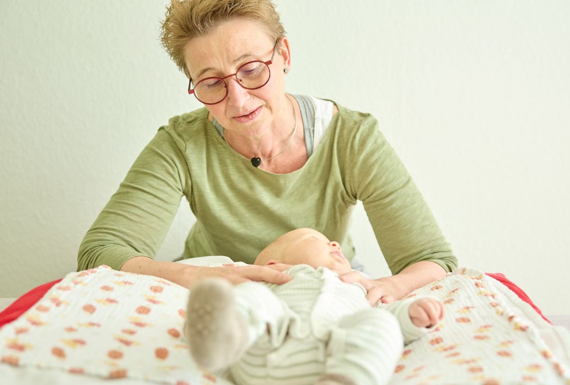 Meike Fritzen während einer osteopathischen Behandlung eines Säuglings