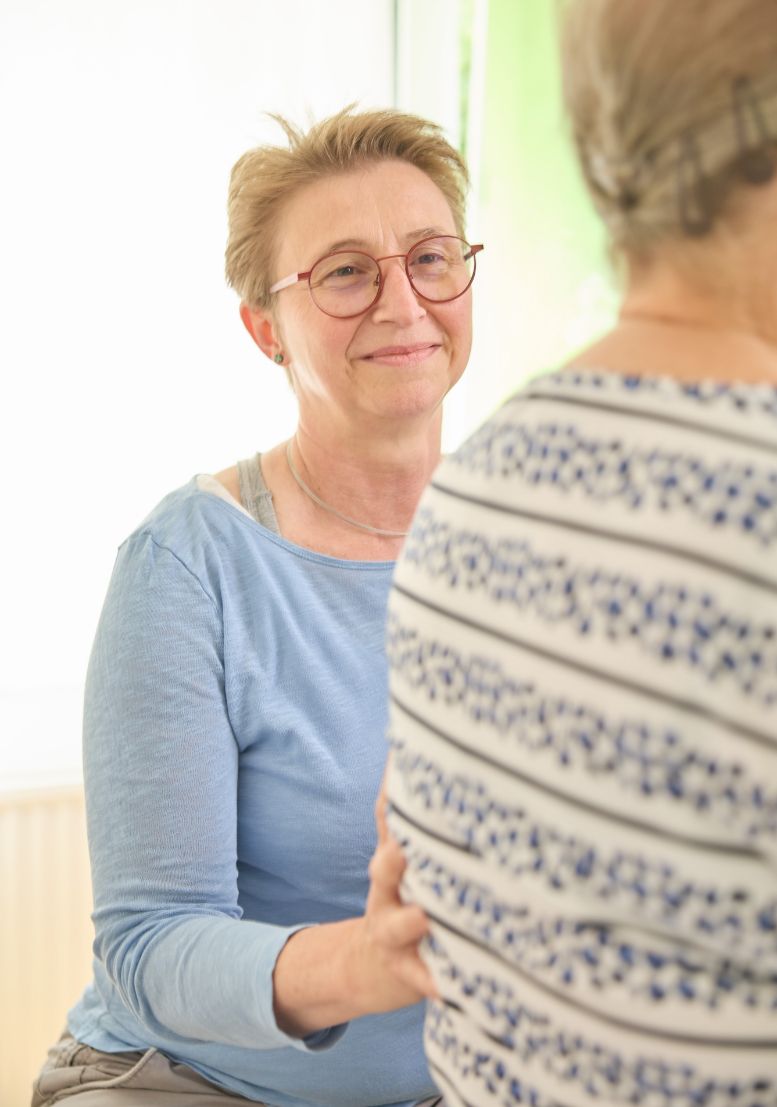 Meike Fritzen, Hand auf dem Rücken einer Patientin