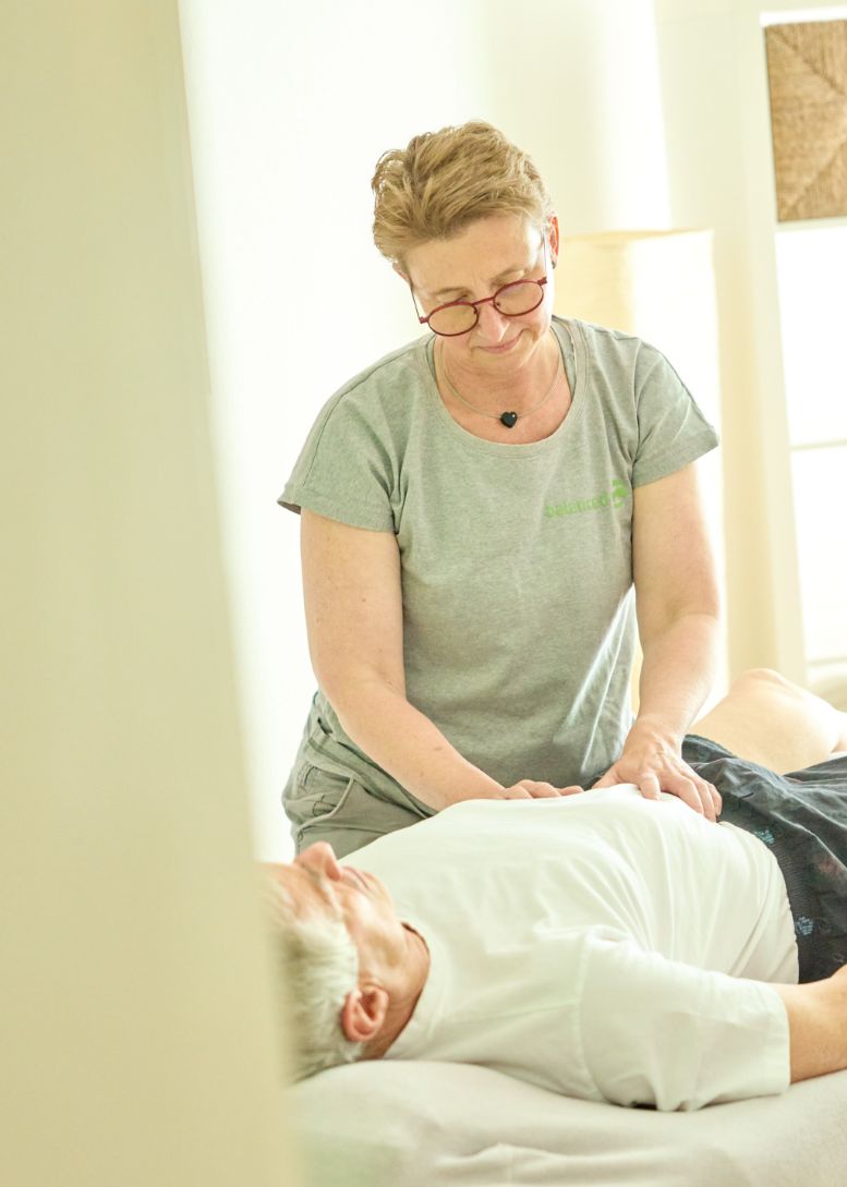 Meike Fritzen während einer osteopathischen Behandlung eines Patienten