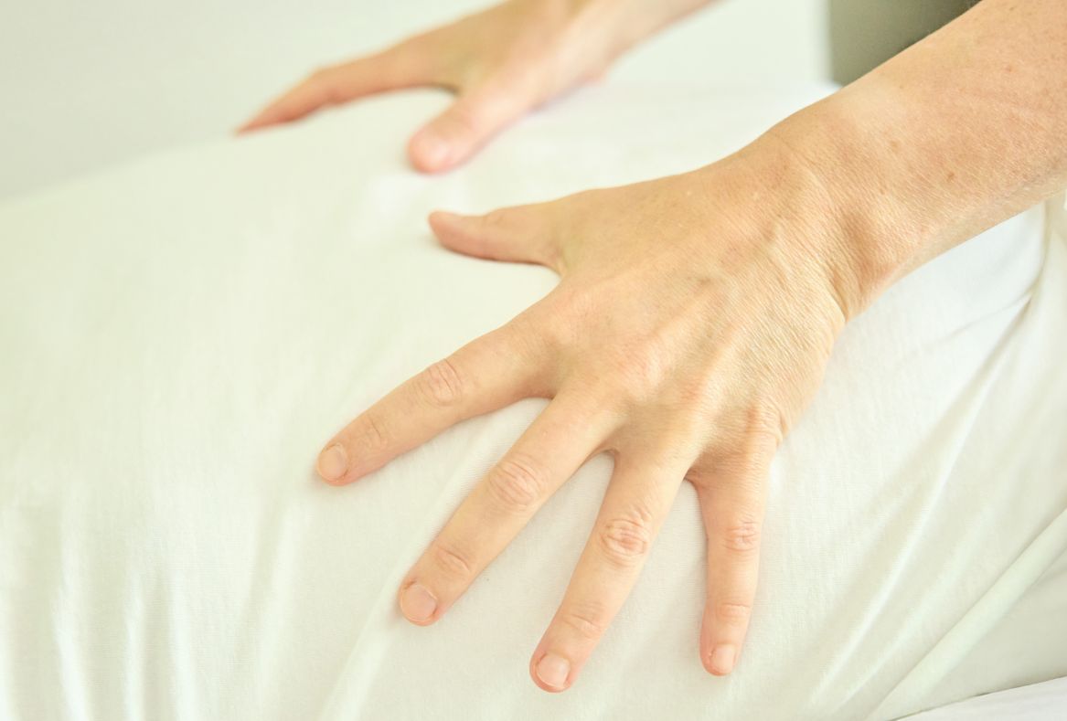 Meike Fritzen während einer osteopathischen Behandlung