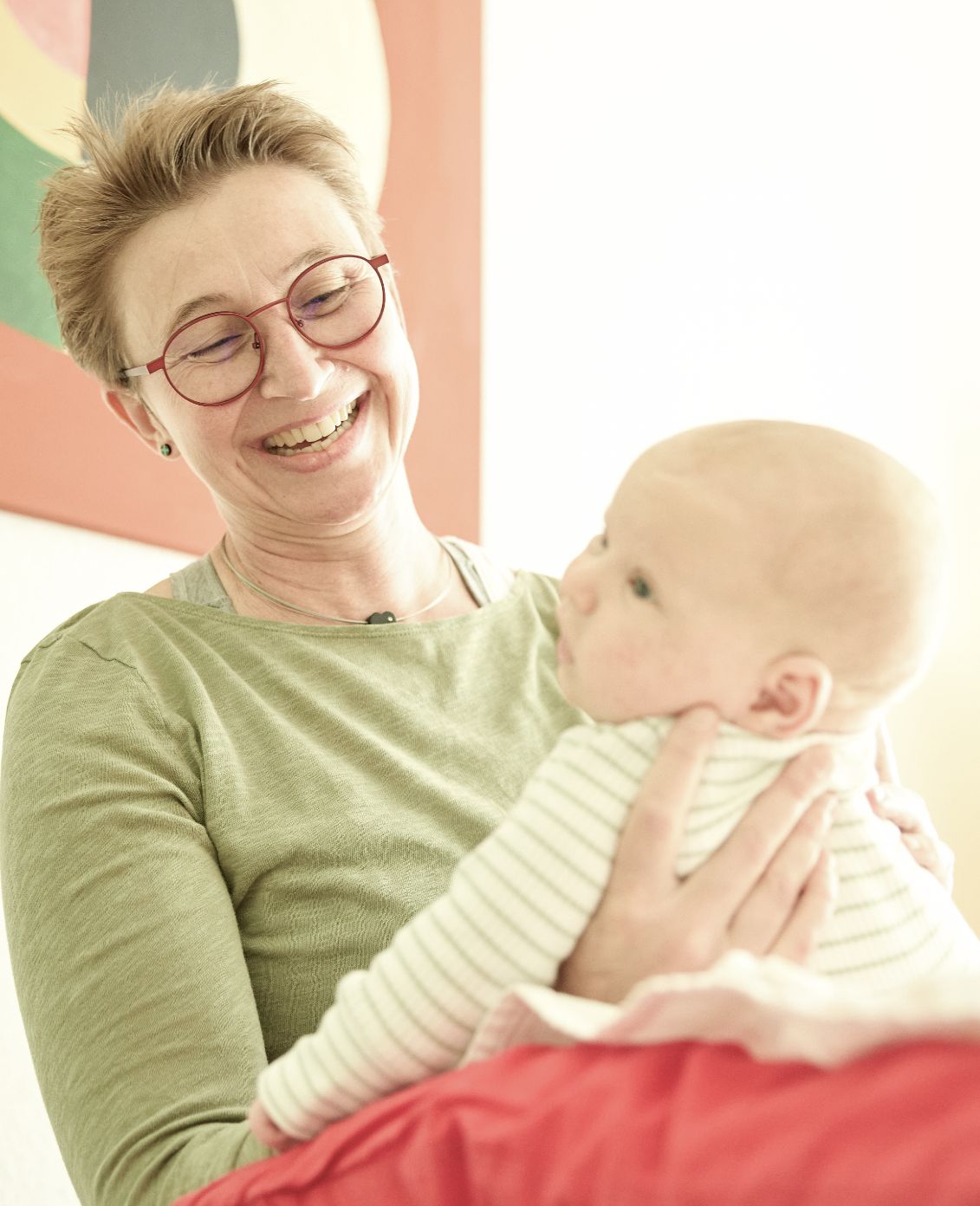 Meike Fritzen mit einem Säugling auf dem Arm
