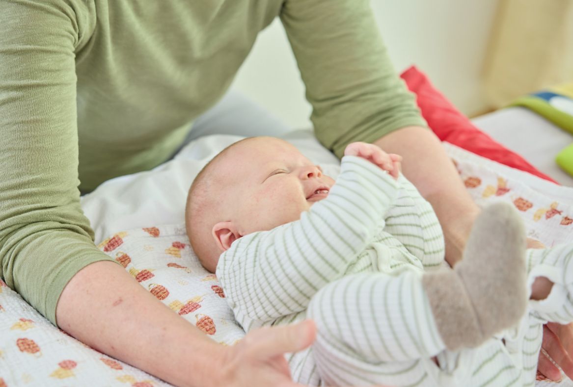 Osteopathische Behandlung am Säugling, auf dem Rücken liegend