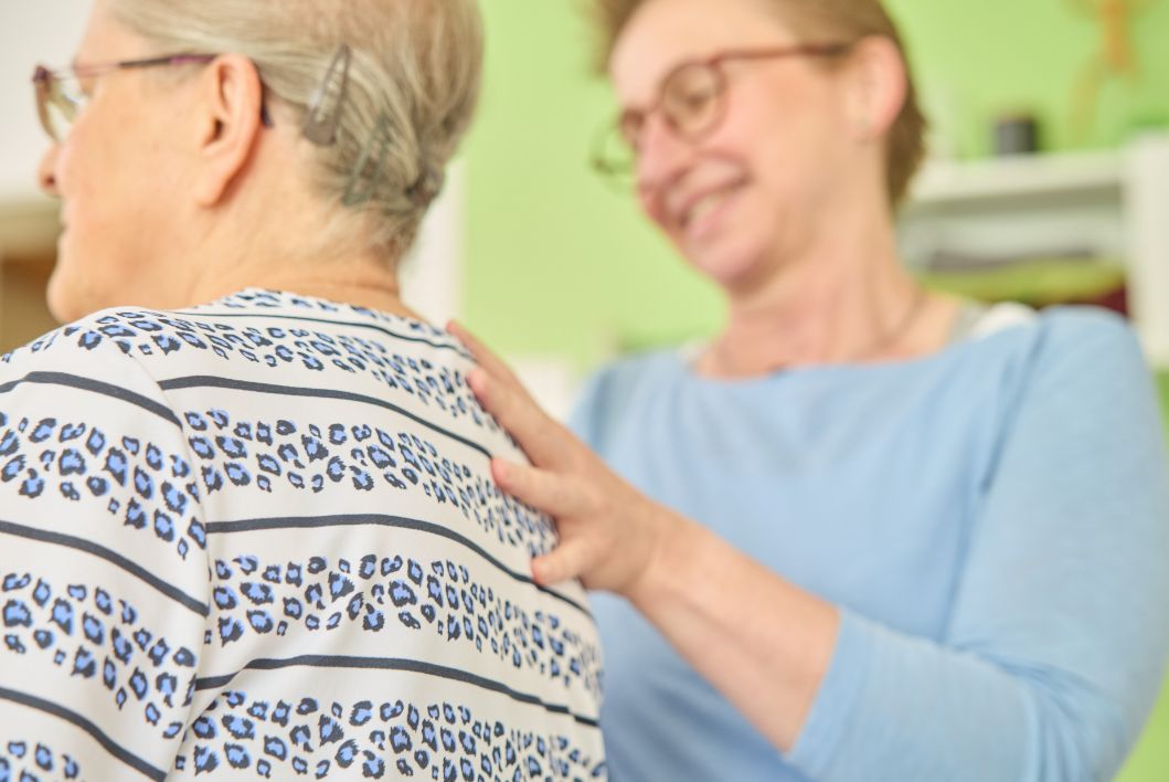 Osteopathin behandelt ältere Patientin