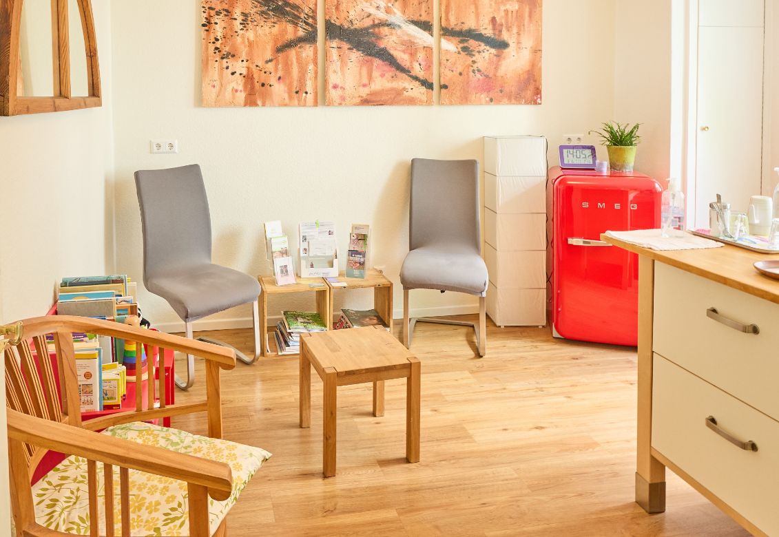 Meike Fritzen mit einem Säugling auf dem Arm